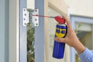 WD-40-thuisklussen-deurschanier-lubrification-charniere-fenetre