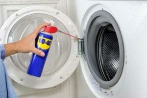 WD-40-thuisklussen-wasmachine-Lubrification-machine-charniere
